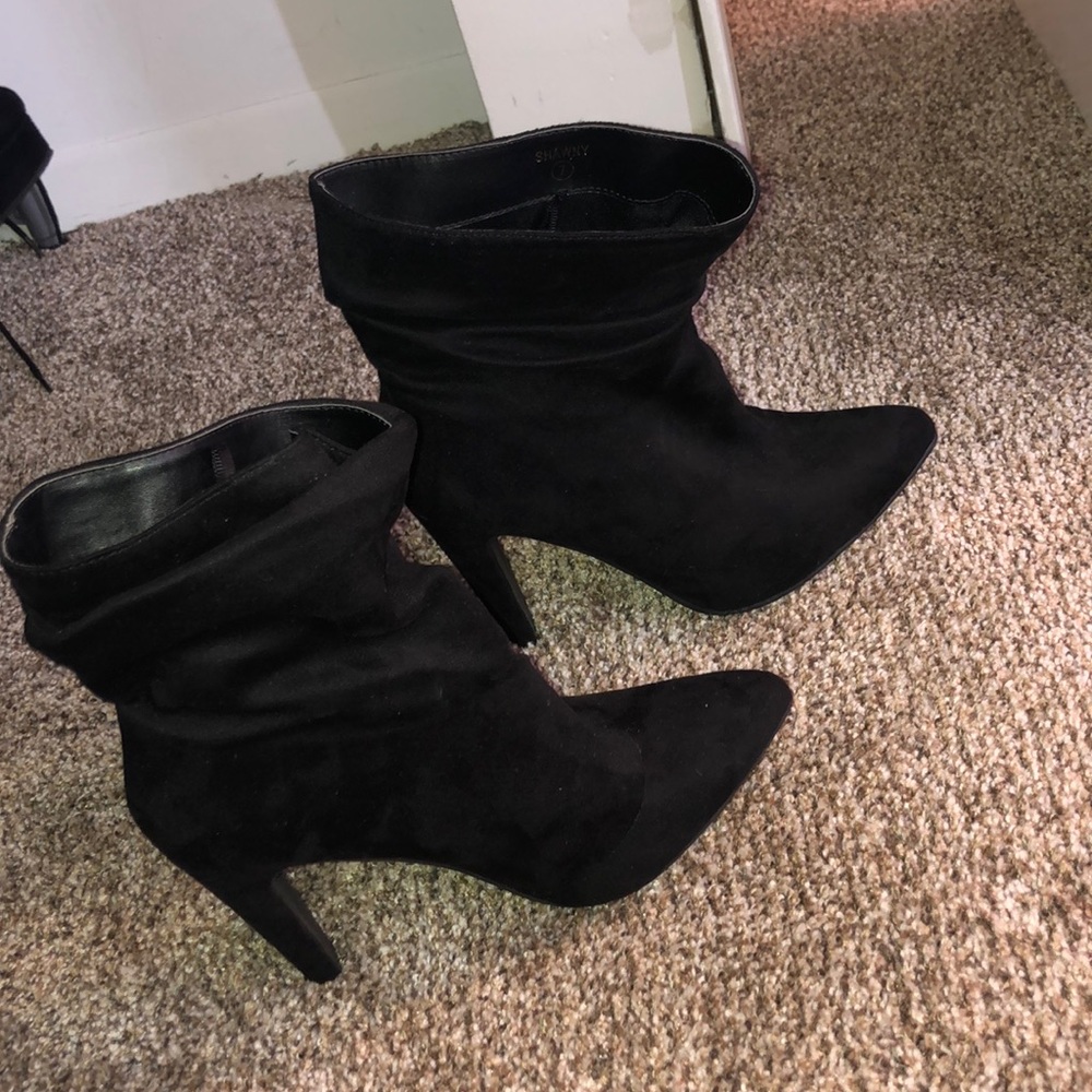 Size 7 Lovely black ruffled heeled booties